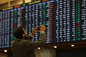 PSX: selling continues, KSE-100 down nearly 500 points PSX: selling continues, KSE-100 down nearly 500 points