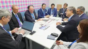 Aurangzeb discusses Sukuk, Panda bonds with Standard Chartered