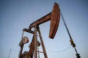 روس پر پابندیوں میں نرمی کا امکان، خام تیل کی قیمتوں میں کمی روس پر پابندیوں میں نرمی کا امکان، خام تیل کی قیمتوں میں کمی