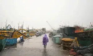 Cyclone Arnab stalls close to India's east coast