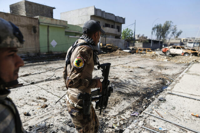 Iraqi forces to deploy new tactics in Mosul, civilians flee city