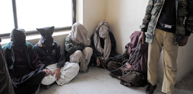Iran hands over 70 deportees to Pakistan