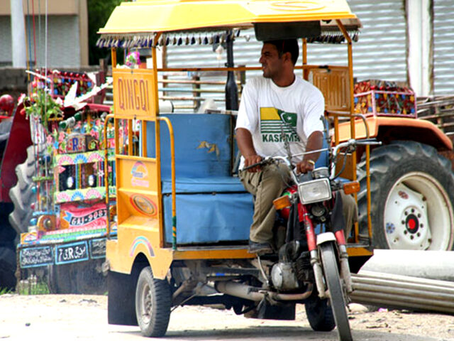 SC bans &acirc;&euro;&tilde;Qingqi&acirc;&euro;&trade; rickshaws