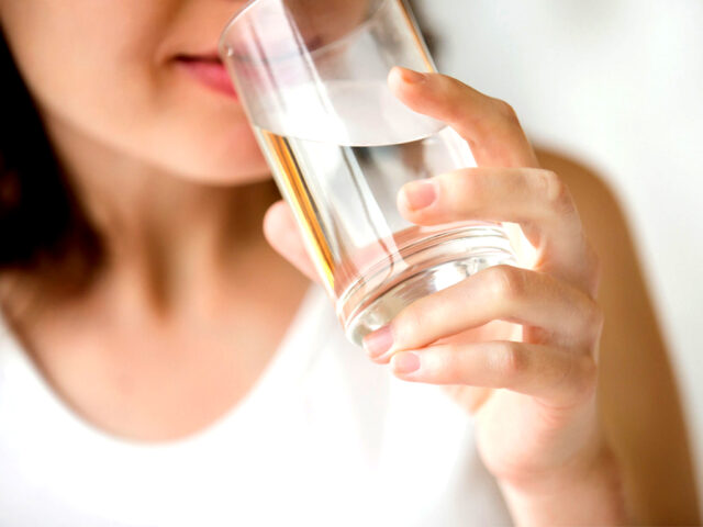 Â 8 Warning Signs That You Are Not Drinking H2O Â 8 Warning Signs That You Are Not Drinking H2O