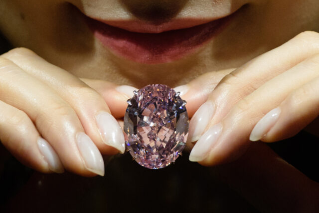 &acirc;&euro;&tilde;Pink Star&acirc;&euro;&trade; diamond sells for record $71.2mn in bidding war