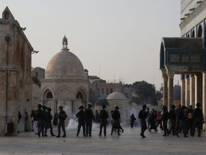 Hundreds more Israeli police deployed ahead of main Muslim prayers