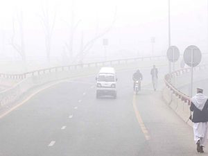Dense fog engulfs Lahore, disrupts Motorway traffic