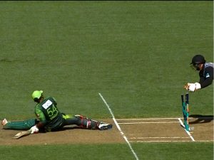 Twitterati roast Captain Sarfraz for his hilarious dismissal