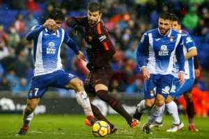 Pique strikes late to keep Barca unbeaten