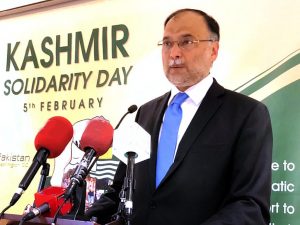 Minister Iqbal praises Kashmiris valiant struggle, reiterates Pakistan's support