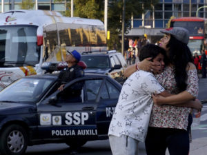 Strong quake shakes Mexico,causes panic