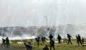 Clashes, 12 dead as thousands of Gazans march near Israel border