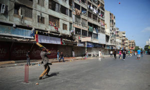 WATCH! West Indian superstar plays cricket in streets of Karachi