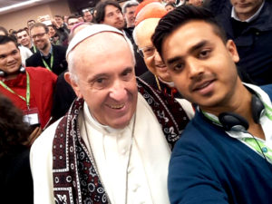 Pope Francis accepts Sindhi Ajrak from Pakistani Christian Pope Francis accepts Sindhi Ajrak from Pakistani Christian