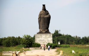 Wind topples giant statue of China's first emperor &nbsp;&nbsp;