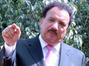Rehman Malik visits grave of Shaheed Colonel Sohail Abid, offers Fateha