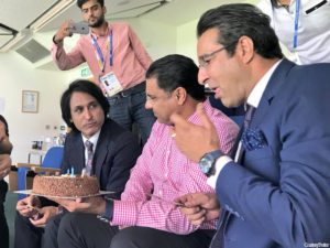 Waqar Younis apologizes for &lsquo;cutting cake&rsquo; in Ramazan
