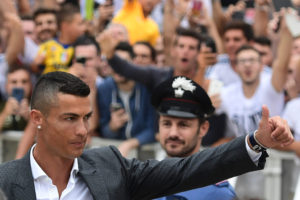 Ronaldo greets Juve fans, sparks Champions League dreams Ronaldo greets Juve fans, sparks Champions League dreams