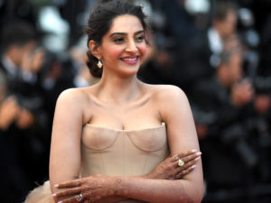 Sonam Kapoor says she loves Pakistan and dying to visit it Sonam Kapoor says she loves Pakistan and dying to visit it