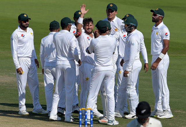 Fans, politicians and Pakistan celebrate Yasir Shah’s 200 Fans, politicians and Pakistan celebrate Yasir Shah’s 200