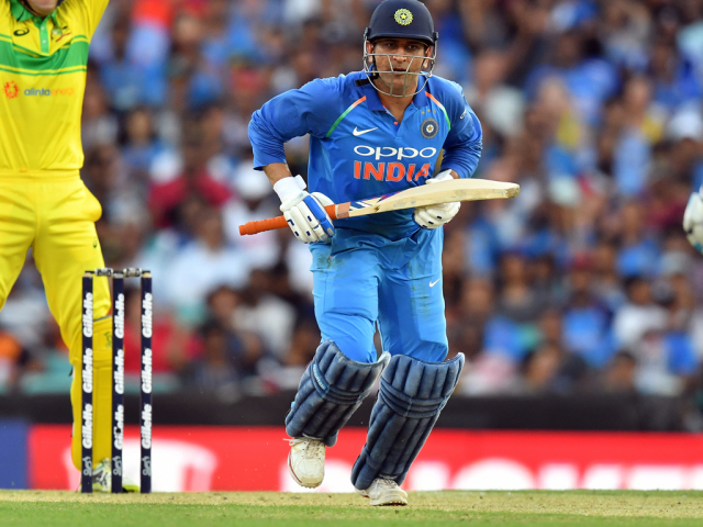 Rashid Latif explains MS Dhoni's running technique Rashid Latif explains MS Dhoni's running technique