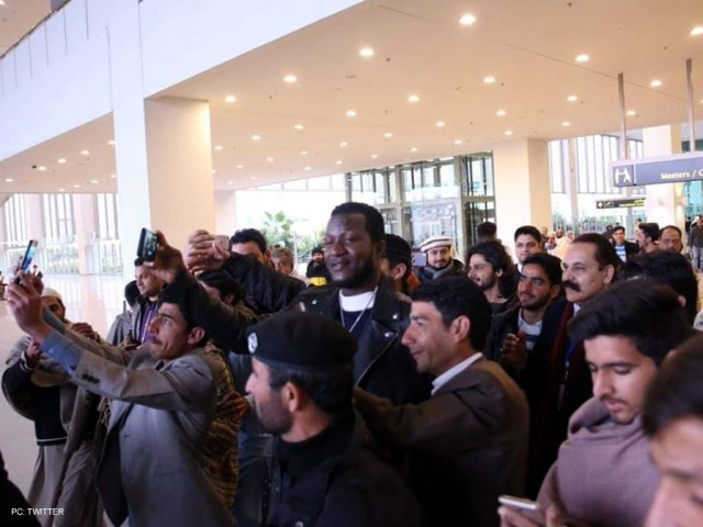 Video: Darren Sammy warmly welcomed by fans upon arrival in Pakistan Video: Darren Sammy warmly welcomed by fans upon arrival in Pakistan