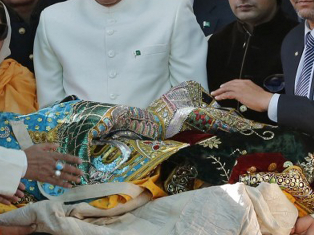 Pakistan envoy lays traditional Chaddar at Ajmer Sharif&nbsp;shrine