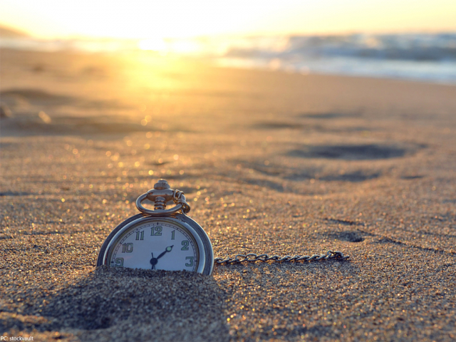Physicists manage to ‘turn back time’ in a new experiment